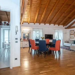 Apartment A Casa Nuccia Mansarda By Solutions